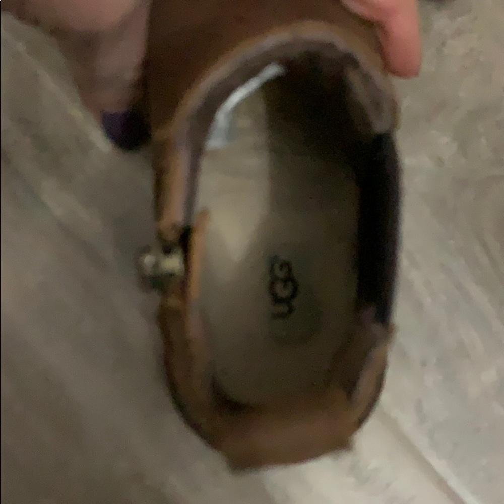 UGGS - Picture 5 of 5
